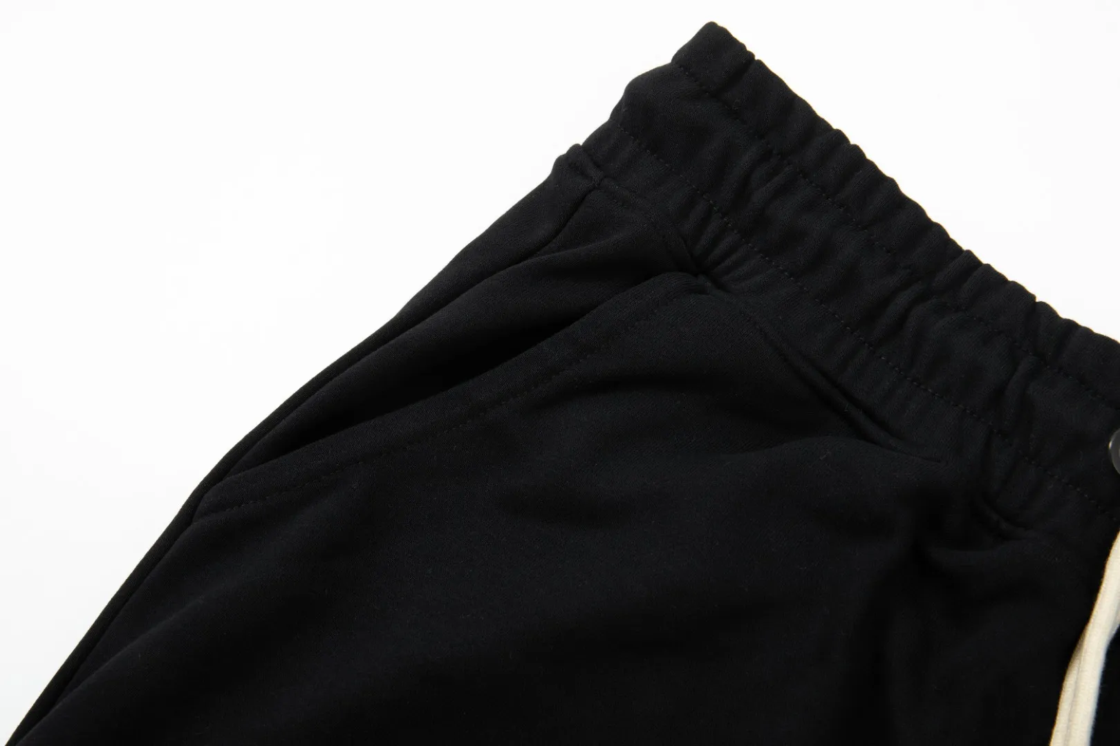 P270 top version, different currency) ✨ chromehearts/Chrome Hearts catwalk style Slim-fitting lines simple printed letter Logo sweatpants 380g weight compatible with all body types Black and white drawstring design on the waist elastic band Customized drawstring pockets with diagonal pocket design on both sides There is also a small pocket on the rear Color: black gray Size S-XL